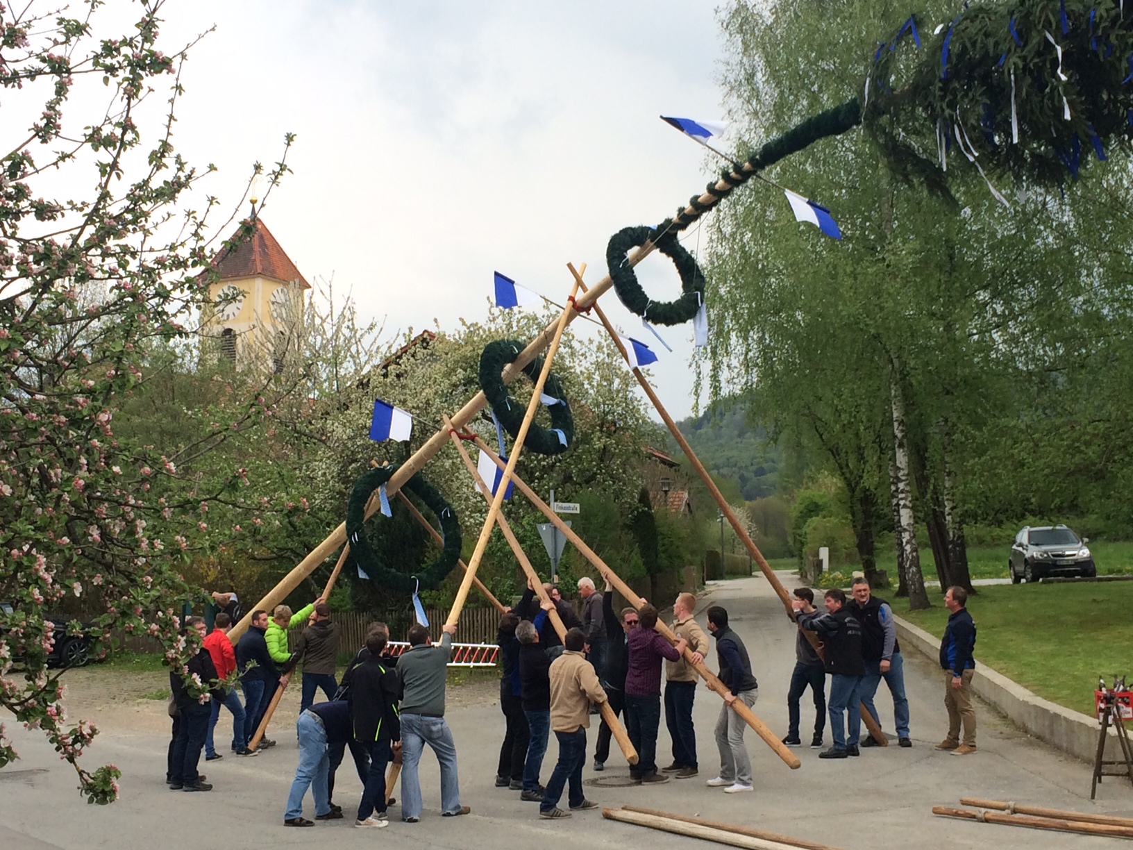 Maibaumaufstellen Hunding