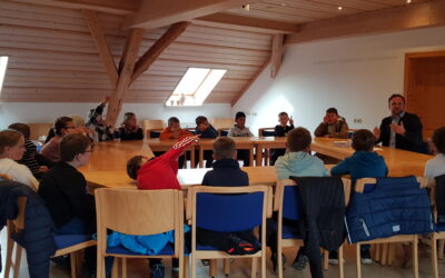 Grundschüler der Klasse 4 a besuchen Bürgermeister Reitberger im Lallinger Rathaus